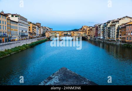 Florence, Italie - Circa juin 2021 : coucher de soleil sur Ponte Vecchio - Vieux Pont. Lumière bleue incroyable avant la soirée. Banque D'Images