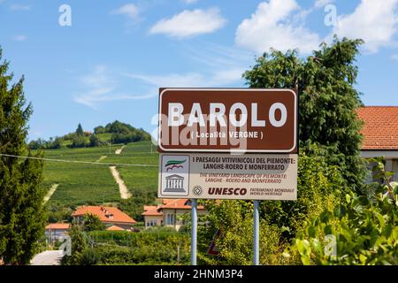 Panneau de la route du village de Barolo, site de l'UNESCO - Italie Banque D'Images