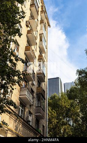 façade de la maison d'appartement en briques de grande hauteur Banque D'Images