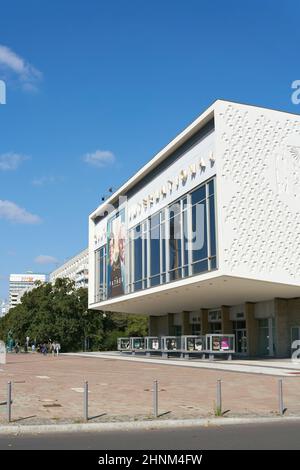 The Cinema International dans la Karl-Marx-Allee à Berlin Mitte. Ouvert en 1963, le cinéma accueille la projection des films de Berlinale depuis 1990. Banque D'Images