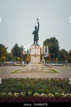 Stephen III le Grand monument (statue de Stefan cel Mare) devant le parc dans un jour pluvieux d'automne, ville de Chisinau, Moldavie. Banque D'Images