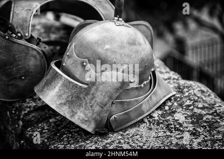 Casques médiévaux anciens Banque D'Images