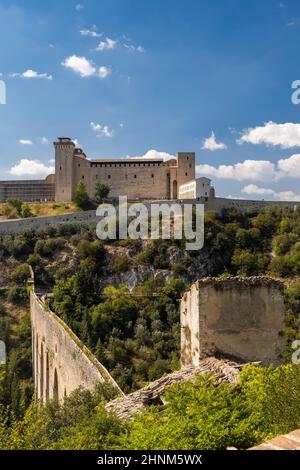 Château de Spoleto avec aqueduc en Ombrie, Italie Banque D'Images