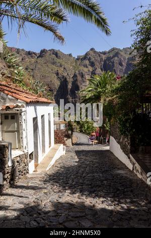 TENERIFE, ILES CANARIES, ESPAGNE - 07 JUILLET 2021 : rue étroite dans le village de Masca. Banque D'Images