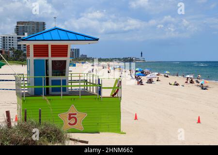 Pompano vue sur la plage vue vers le nord depuis la jetée lors d'une Sunny Day Banque D'Images