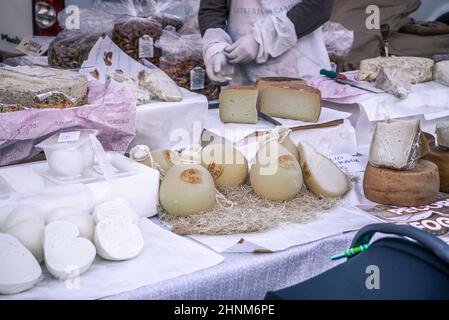 Cale pleine de fromages à vendre Banque D'Images