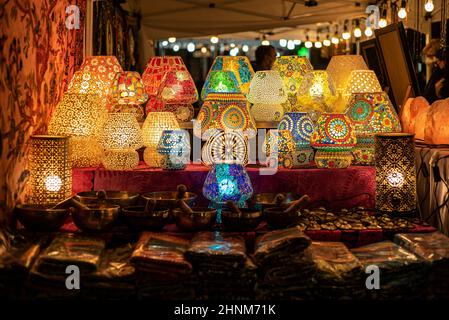 Lampes d'exposition arabes dans un marché Banque D'Images