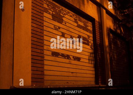 Abandon de la barrière de l'édifice à la nuit 2 Banque D'Images