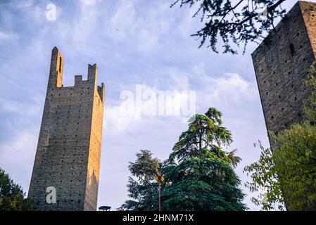 Tour Dona et tour Grimaldi : les deux tours anciennes de Rovigo en Italie Banque D'Images
