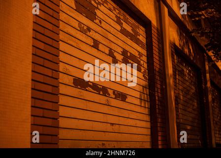 Abandon de la barrière de l'édifice la nuit Banque D'Images