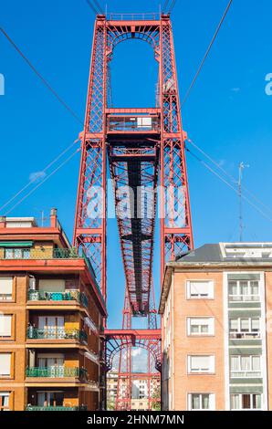 PORTUGALETE, ESPAGNE - 7 JUILLET 2021 : façades colorées de la vieille ville de Portugalete, Espagne, avec le célèbre pont Vizcaya en arrière-plan Banque D'Images