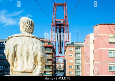 PORTUGALETE, ESPAGNE - 7 JUILLET 2021 : façades colorées de la vieille ville de Portugalete, Espagne, avec le célèbre pont Vizcaya en arrière-plan Banque D'Images