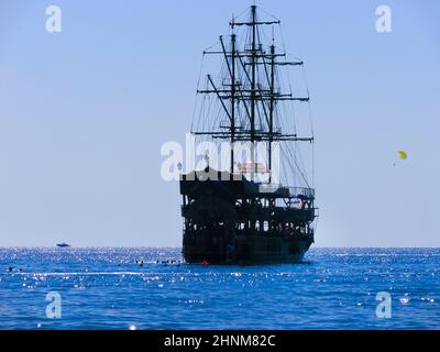 Bateaux à voile sur la mer Méditerranée Antalya, Turquie Banque D'Images