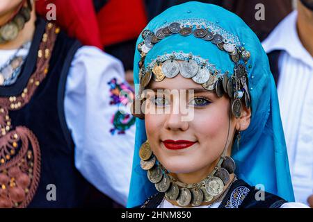 Les roumains en robe folklorique au festival folklorique de Sibiu en Roumanie, le 07 août 2021 Banque D'Images