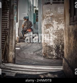 4th juin 2016, Vietnam, Nha-Trang, deux personnes en mobylette Banque D'Images