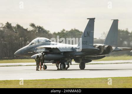 L'équipe au sol prépare F15 combattants armés d'armes pour le décollage de RAF Lakenheath, Royaume-Uni Banque D'Images