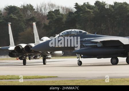 F15 combattants armés d'armes se préparent au décollage de RAF Lakenheath, Royaume-Uni 17/02/22 Banque D'Images