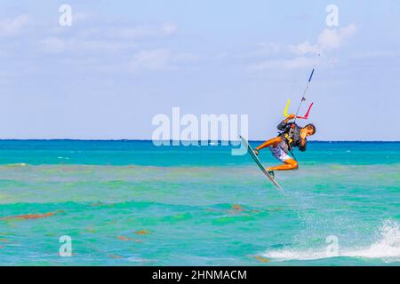 Les sports nautiques comme le kitesurf kiteboarding wakeboarding Playa del Carmen Mexique. Banque D'Images