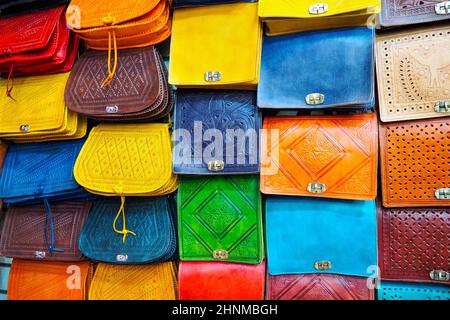 De nombreuses bourses en cuir coloré exposées au souk - marché de rue traditionnel au Maroc, détail de gros plan Banque D'Images