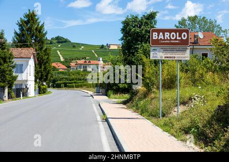 Panneau routier du village de Barolo, site de l'UNESCO, Italie Banque D'Images