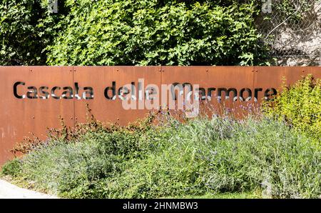 Cascade de Marmore en Ombrie, Italie.Cascade incroyable qui éclabousse la nature. Banque D'Images
