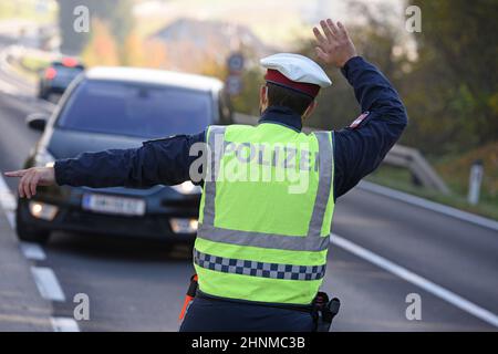 Ausreisekontrollen aus Corona-Hochinzidez-Risikogebiet Gmunden durch Bundesheer und Polizei, Österreich, Europa - contrôles de sortie de la couronne haute Banque D'Images