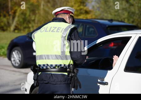 Ausreisekontrollen aus Corona-Hochinzidez-Risikogebiet Gmunden durch Bundesheer und Polizei, Österreich, Europa - contrôles de sortie de la couronne haute Banque D'Images