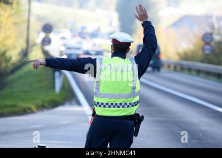 Ausreisekontrollen aus Corona-Hochinzidez-Risikogebiet Gmunden durch Bundesheer und Polizei, Österreich, Europa - contrôles de sortie de la couronne haute Banque D'Images