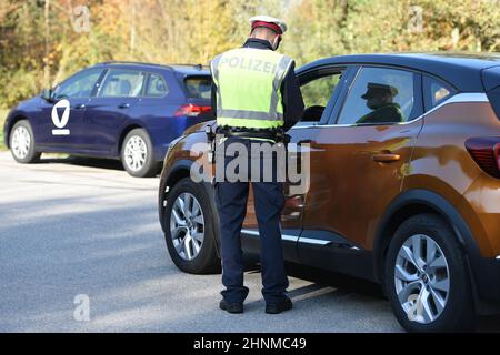 Ausreisekontrollen aus Corona-Hochinzidez-Risikogebiet Gmunden durch Bundesheer und Polizei, Österreich, Europa - contrôles de sortie de la couronne haute Banque D'Images