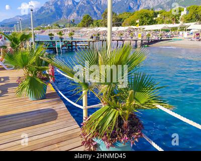 Côte de mer avec la station jetées et les montagnes à l'arrière-plan à Kemer, Turquie Banque D'Images