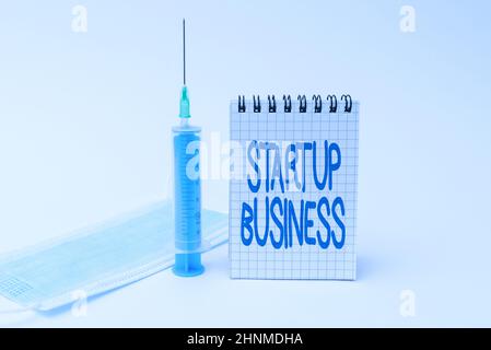 Légende de texte présentant Startup Business, mot écrit sur engager à une nouvelle entreprise frais Trading et la vente écrire des notes médicales importantes Laborato Banque D'Images