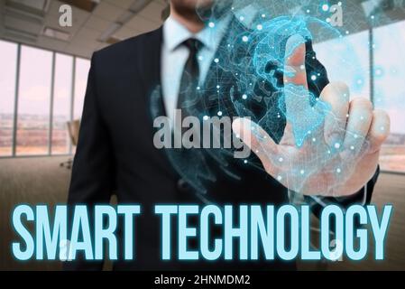 Affiche affichant Smart Technology, vitrine commerciale utilisée pour protéger et prévenir les erreurs dans les disques durs Man in Office Uniform Standing presser Virtual Banque D'Images