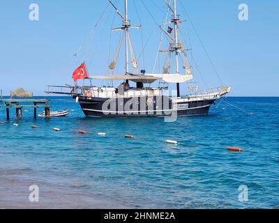 Baie en mer méditerranée avec vieux yacht et soleil amusant dans le Kekova. Turquie. Banque D'Images