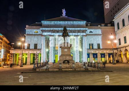 Théâtre Carlo Felice sur l'heure de Christma Banque D'Images