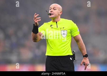 Milan, Italie. 16 février 2022. Arbitre Szymon Marciniak gestes pendant le tour de la Ligue des Champions de seize matchs de football de première jambe entre le FC Internazionale et le FC Liverpool. Credit: Nicolò Campo/Alay Live News Banque D'Images