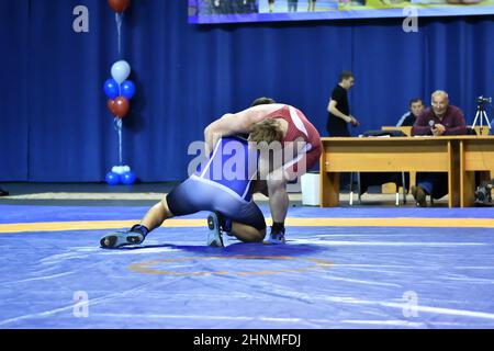 Orenbourg, Russie - du 25 au 26 octobre 2017 : les garçons participent à la lutte sportive Banque D'Images