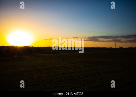 Éoliennes en Thuringe au lever du soleil, Schmölln Banque D'Images