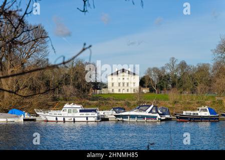 Marble Hill House vue de l'autre côté de la Tamise lors d'une belle journée d'hiver, Twickenham, quartier de Richmond, ouest de Londres Angleterre Royaume-Uni Banque D'Images