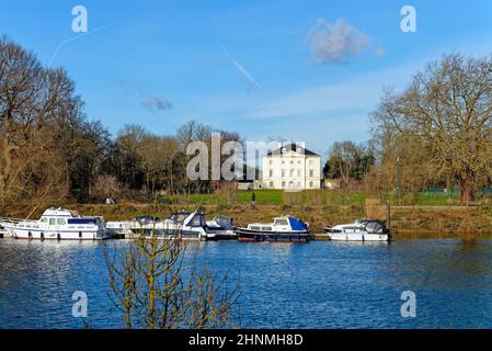 Marble Hill House vue de l'autre côté de la Tamise lors d'une belle journée d'hiver, Twickenham, quartier de Richmond, ouest de Londres Angleterre Royaume-Uni Banque D'Images