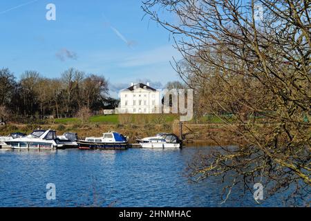 Marble Hill House vue de l'autre côté de la Tamise lors d'une belle journée d'hiver, Twickenham, quartier de Richmond, ouest de Londres Angleterre Royaume-Uni Banque D'Images