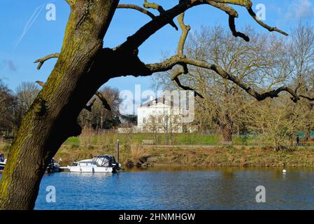 Marble Hill House vue de l'autre côté de la Tamise lors d'une belle journée d'hiver, Twickenham, quartier de Richmond, ouest de Londres Angleterre Royaume-Uni Banque D'Images