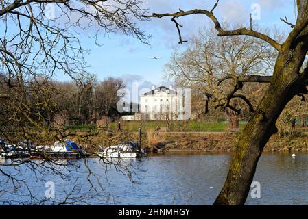 Marble Hill House vue de l'autre côté de la Tamise lors d'une belle journée d'hiver, Twickenham, quartier de Richmond, ouest de Londres Angleterre Royaume-Uni Banque D'Images