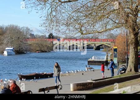 La Tamise et le bord de la rivière à Richmond en regardant vers le pont ferroviaire et le pont de la route Twickenham lors d'une journée hivernale ensoleillée, à l'ouest de Londres, en Angleterre Banque D'Images