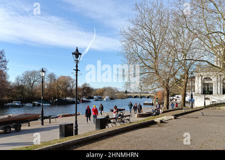 La Tamise et le bord de la rivière à Richmond en regardant vers le pont ferroviaire et le pont de la route Twickenham lors d'une journée hivernale ensoleillée, à l'ouest de Londres, en Angleterre Banque D'Images