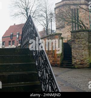 Deux vieux escaliers à Rheine, Allemagne en premier plan un escalier avec une belle balustrade en fonte, à l'arrière-plan un petit escalier en spirale Banque D'Images