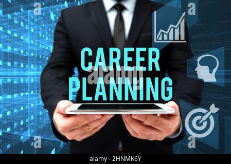 Légende conceptuelle planification de carrière, approche d'entreprise Une liste d'objectifs et les actions que vous pouvez prendre pour les atteindre Man in Office Uniform Holding Table Banque D'Images