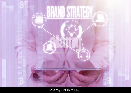 La main écriture signe stratégie de marque, Business vitrine Plan à long terme pour le développement d'une marque réussie Lady en uniforme toucher et en utilisant Futuris Banque D'Images