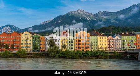 Maisons colorées sur la banque de l''auberge dans la vieille ville d''Innsbruck, Tyrol, Autriche Banque D'Images