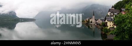 Paysage urbain de Hallstatt sur le Hallstattersee, célèbre village de Salzkammergut en Autriche, site classé au patrimoine mondial de l'UNESCO Banque D'Images