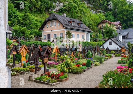 Cimetière et tombes dans le village de Hallstatt, l'un des sites du patrimoine mondial De L'Unesco en Autriche Banque D'Images